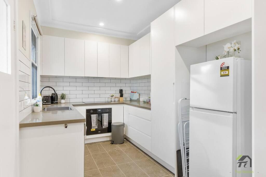 Miss Orange's Base In Ryde Holiday home